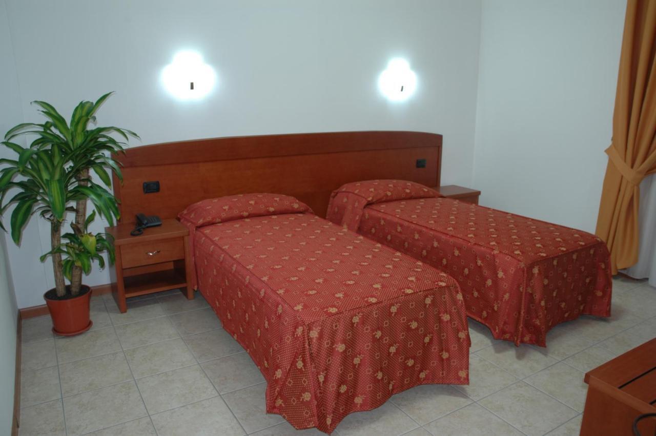 Real Asturias Hotel Acquappesa Chambre photo